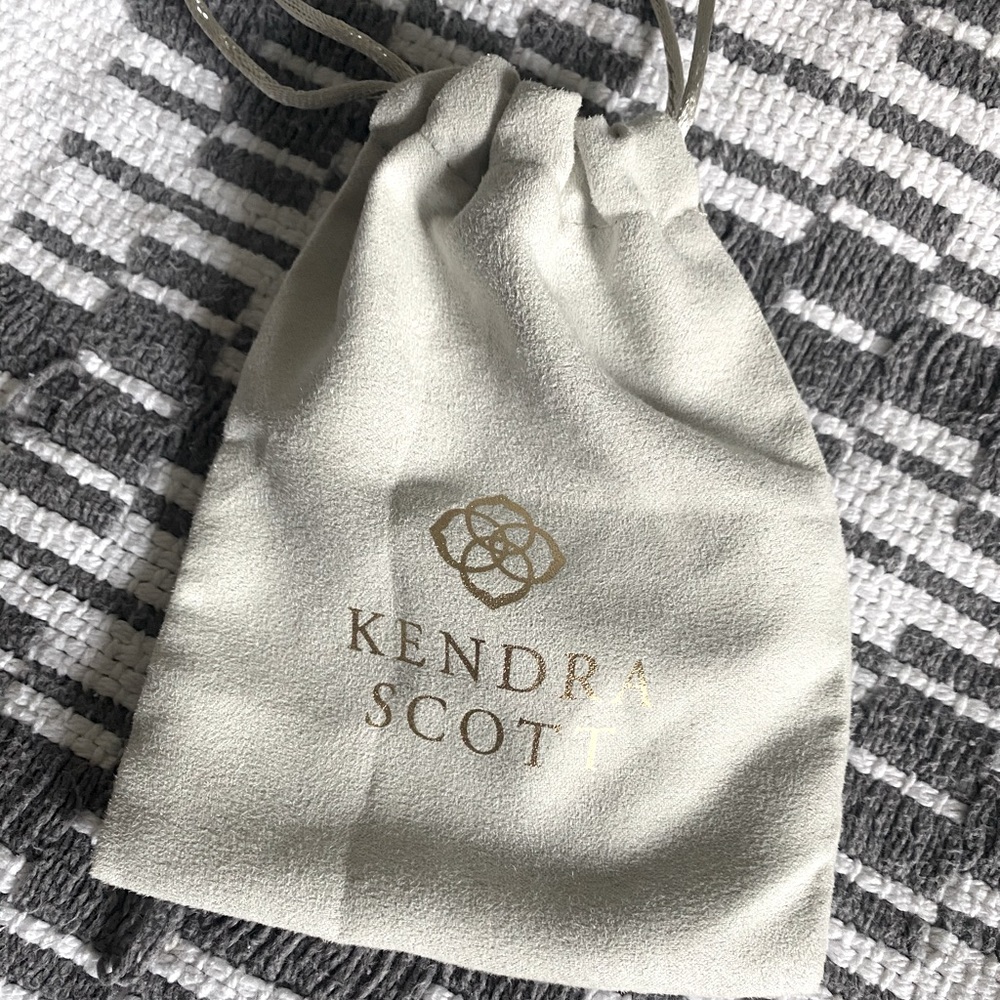 🚨🚨SOLD🚨🚨Kendra Scott Elle Scott rose Quartz Si